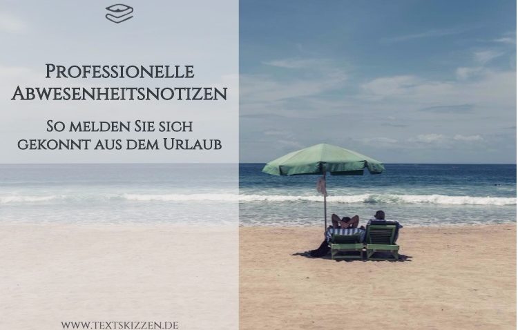 Professionelle Abwesenheitsnotizen schreiben. Motiv Sommerurlaub: Paar in Liegestühlen und unter Sonnenschirm am Strand