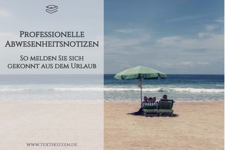 Professionelle Abwesenheitsnotizen schreiben. Motiv Sommerurlaub: Paar in Liegestühlen und unter Sonnenschirm am Strand