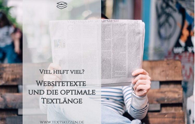 Websitetexte und die optimale Textlänge: Motiv Zeitungsleser auf Holzbank