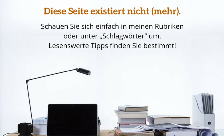 Schreibtisch mit Lampe, Notebook, Büchern, Unterlagen und dem Hinweis: Hoppla ... Diese Seite existiert nicht (mehr).