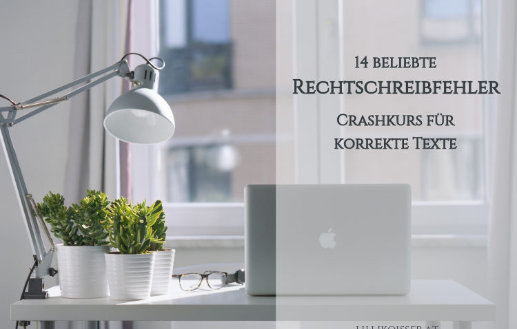 Beliebte Rechtschreibfehler: Crashkurs für korrekte Texte. Motiv Schreibtisch, Macbook, Tischleuchte und Topfpflanzen