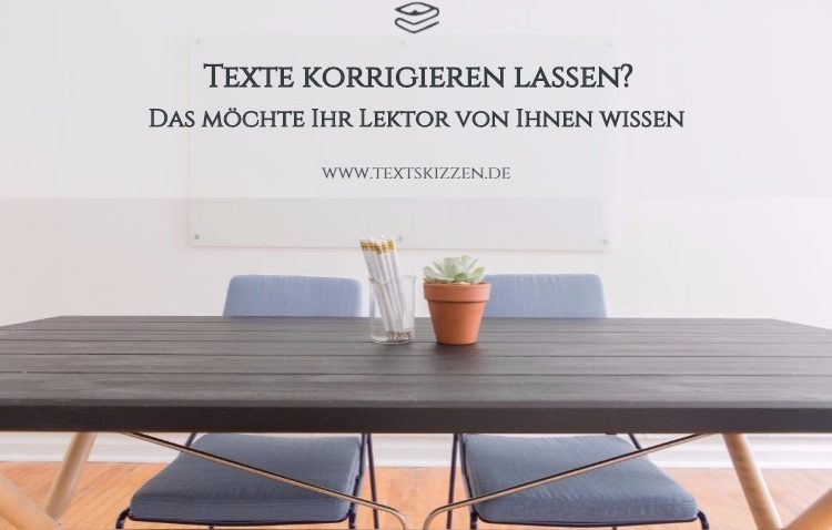 Texte korrigieren lassen, einen Lektor buchen: Motiv Tisch mit Kaktus, Bleistiftbox und zwei Stühlen