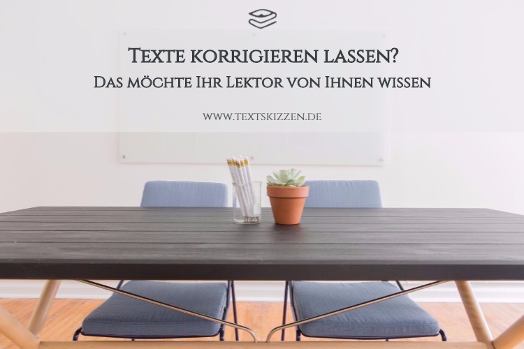 Texte korrigieren lassen, einen Lektor buchen: Motiv Tisch mit Kaktus, Bleistiftbox und zwei Stühlen