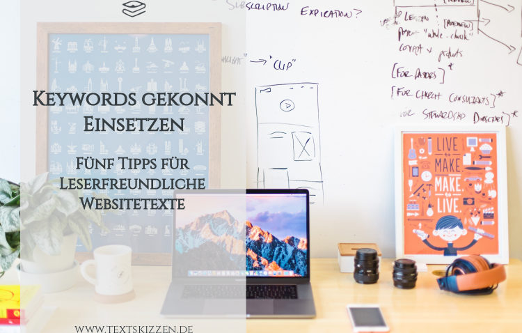 Leserfreundliche SEO-Texte: Motiv Schreibtisch mit Notebook, Smartphone, Kaffeetasse und gerahmten Bildern