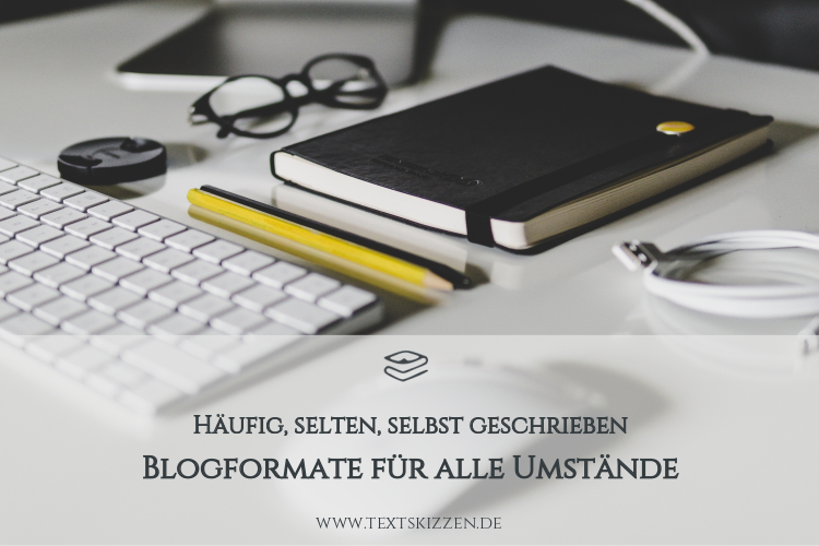 Formate für ein Firmenblog: Motiv Schreibtisch, PC-Tastatur, Notizbuch, Stifte und Brille