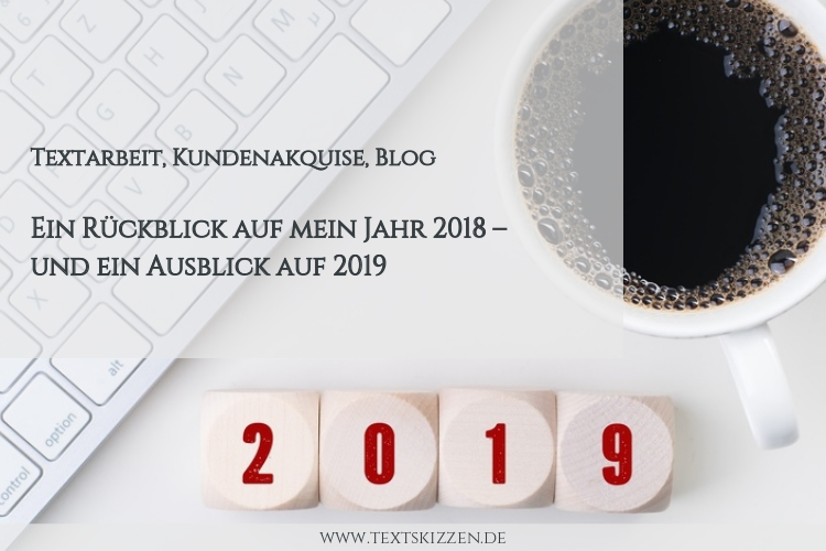 Rückblick auf das Geschäftsjahr 2018, Ausblick auf 2019: Computertastatur, Kaffeetasse und vier Würfel mit dem Aufdruck 2019