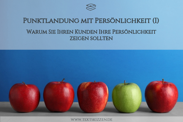 Warum Unternehmer Persönlichkeit zeigen sollten: Vier rote Äpfel und ein grüner Apfel vor blauem Hintergrund