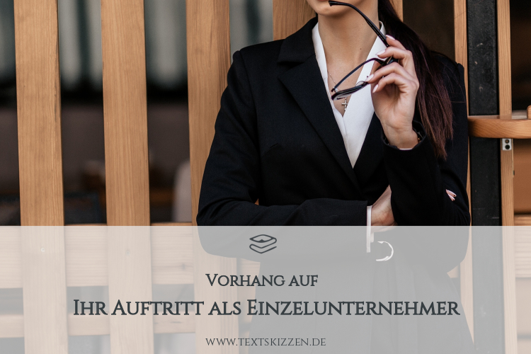 Selbstdarstellung und Kommunikation als Einzelunternehmer: Frau mit schwarzem Blazer, weißer Bluse und verschränkten Armen