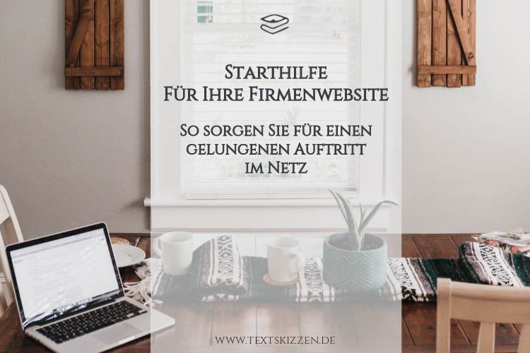 Content-Tipps für die Website: Holztisch mit Notebook, Tassen, Stoffdecke und Blumentopf