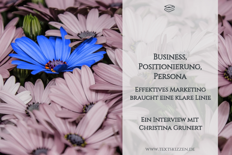 Positionierung und Persona: Tipps fürs Marketing. Viele blass violette Margeritenblüten und eine leuchtend blaue Blüte.