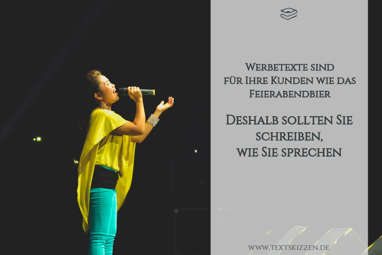 Leserfreundlich schreiben: Warum Sie so schreiben sollten, wie Sie sprechen; Frau mit gelbem Oberteil und Mikrofon