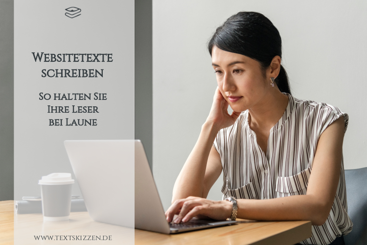 Websitetexte schreiben: Junge Frau mit Notebook und Kaffeebecher am Schreibtisch