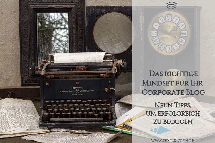 Das richtige Mindset für das Corporate Blog: Schreibmaschine, Papiere und Uhr auf einem Tisch