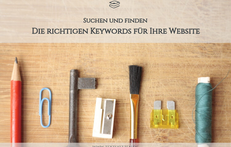 Keyword-Recherche, die richtigen Keywords finden: Tisch mit Bleistift, Büroklammer, Schlüssel, Spitzer, Pinsel und Faden