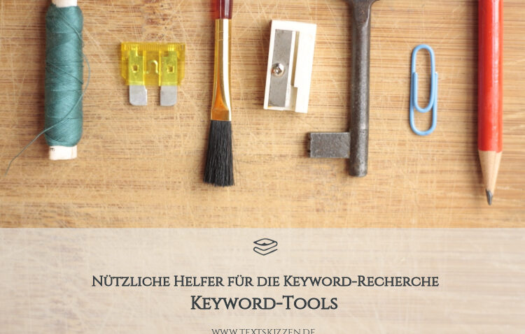 Kostenlose Keyword-Tools und Keywords analysieren: Bleistift, Büroklammer, Schlüssel, Spitzer, Pinsel und Faden auf Holztisch