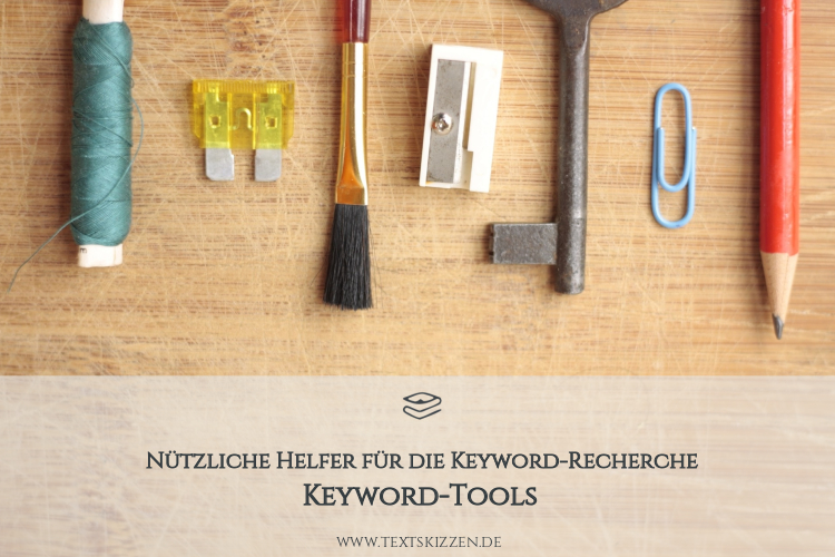 Kostenlose Keyword-Tools und Keywords analysieren: Bleistift, Büroklammer, Schlüssel, Spitzer, Pinsel und Faden auf Holztisch