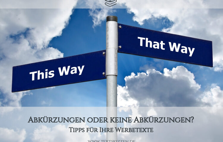 Abkürzungen in Werbetexten: Straßenschilder mit den Bezeichnungen "This Way" und "That Way" vor Wolkenhimmel