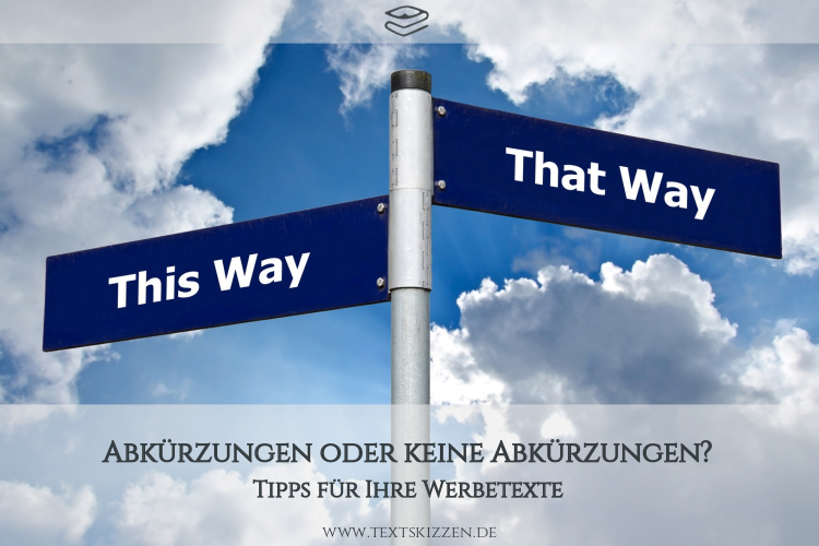 Abkürzungen in Werbetexten: Straßenschilder mit den Bezeichnungen "This Way" und "That Way" vor Wolkenhimmel