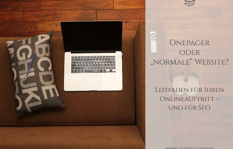 Onepager und SEO: Sofa mit Notebook, Kissen und Bleistift