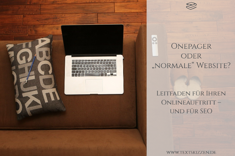 Onepager und SEO: Sofa mit Notebook, Kissen und Bleistift