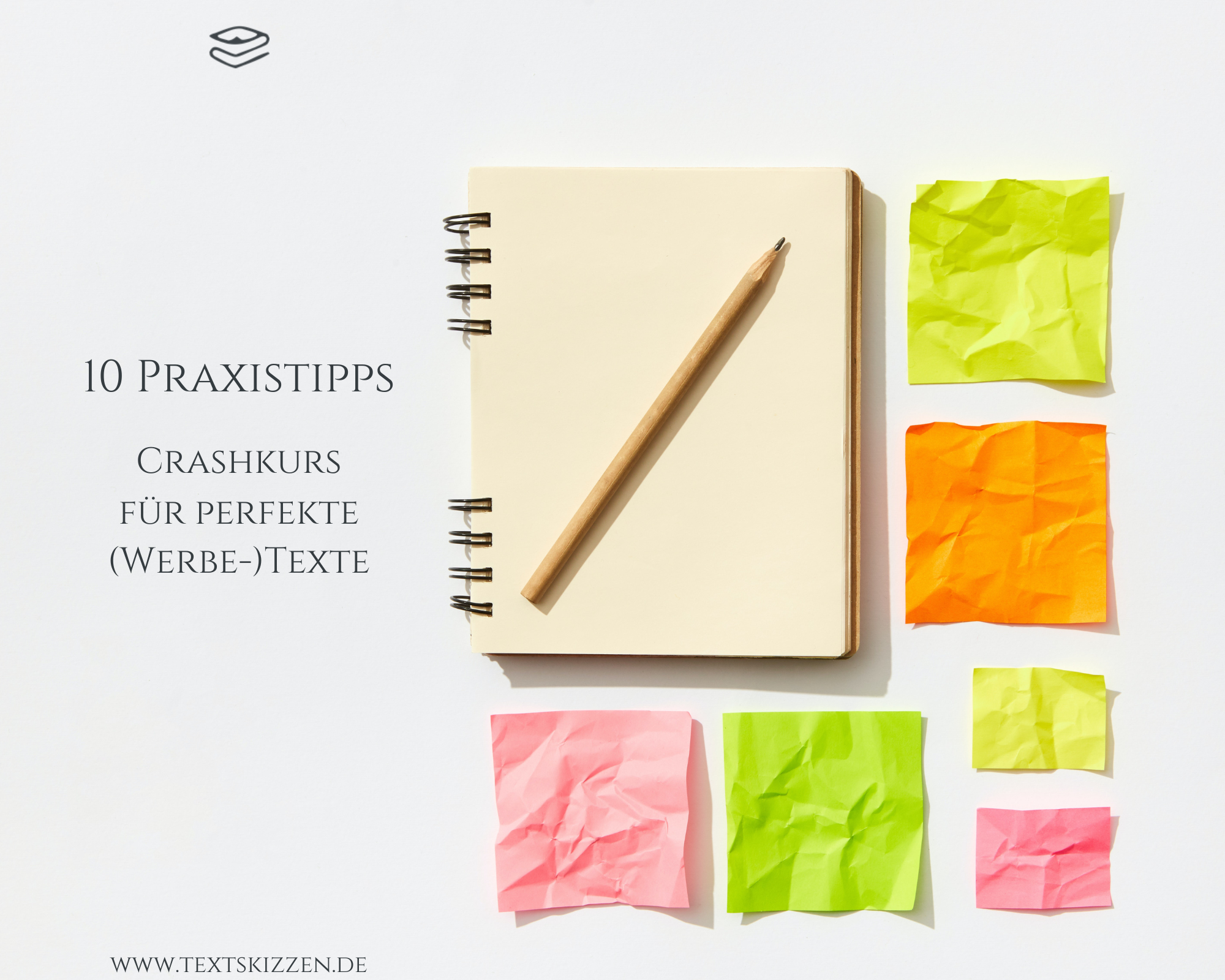 10 Praxistipps: Crashkurs für perfekte (Werbe-)Texte: Notizblock mit einem leeren Blatt, darauf liegt ein Bleistift, daneben 6 leere, bunte, zerknitterte Notizzettel (grün, gelb, orange, pink)